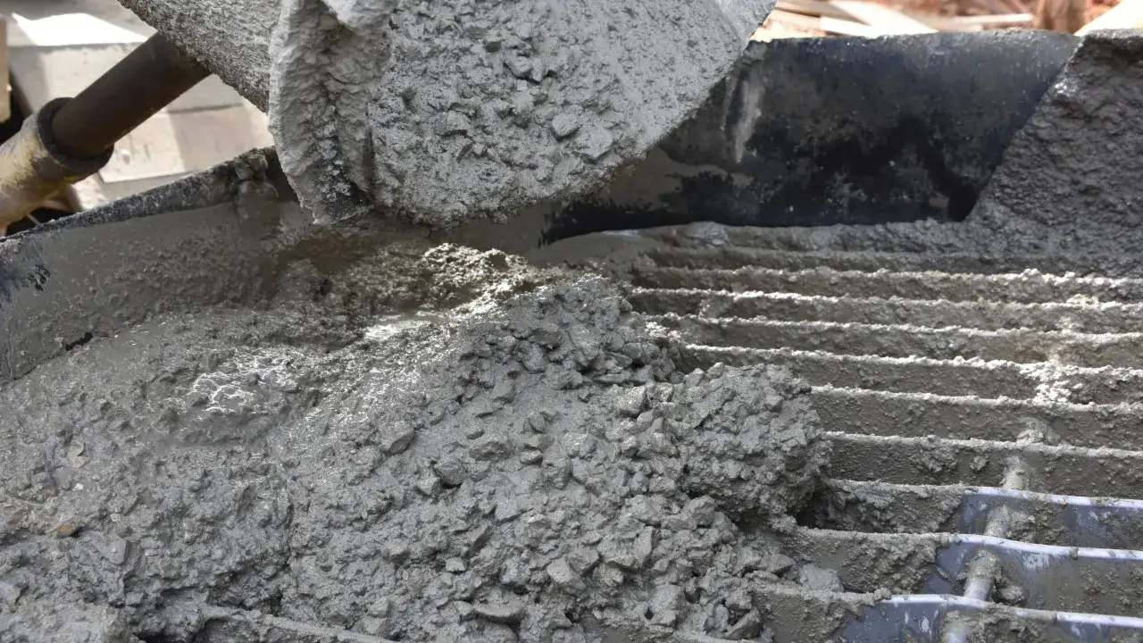 Świeży, mokry beton z kruszywem, gotowy do użycia jako podbudowa pod kostkę. Właściwe proporcje składników zapewnią trwałość nawierzchni.