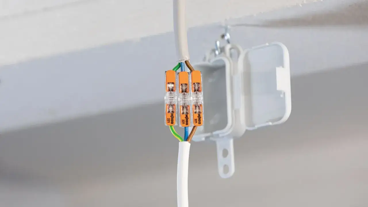 Złączki Wago jak stosować: szybkie i bezpieczne połączenie przewodów elektrycznych w puszce.