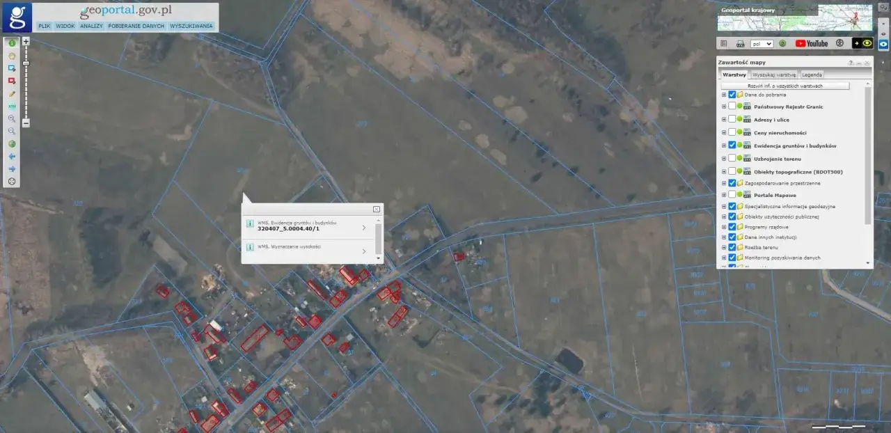 Mapa działek z widocznymi numerami. Jak znaleźć działkę po numerze na Geoportalu? Kliknij ikonę lupy, wpisz numer działki i naciśnij Enter.