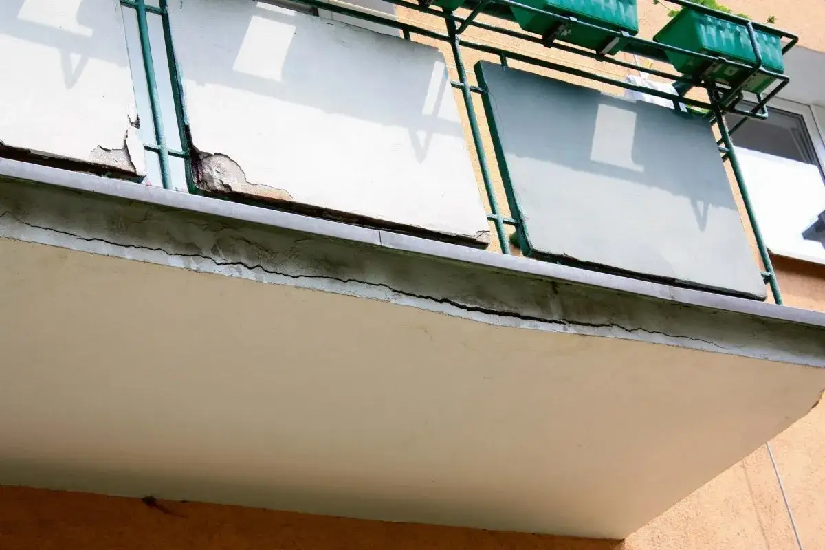 Pęknięcia na balkonie wskazują na potrzebę remontu. Może warto pomyśleć o nowym gumolicie na balkon, który zabezpieczy go przed dalszym niszczeniem.