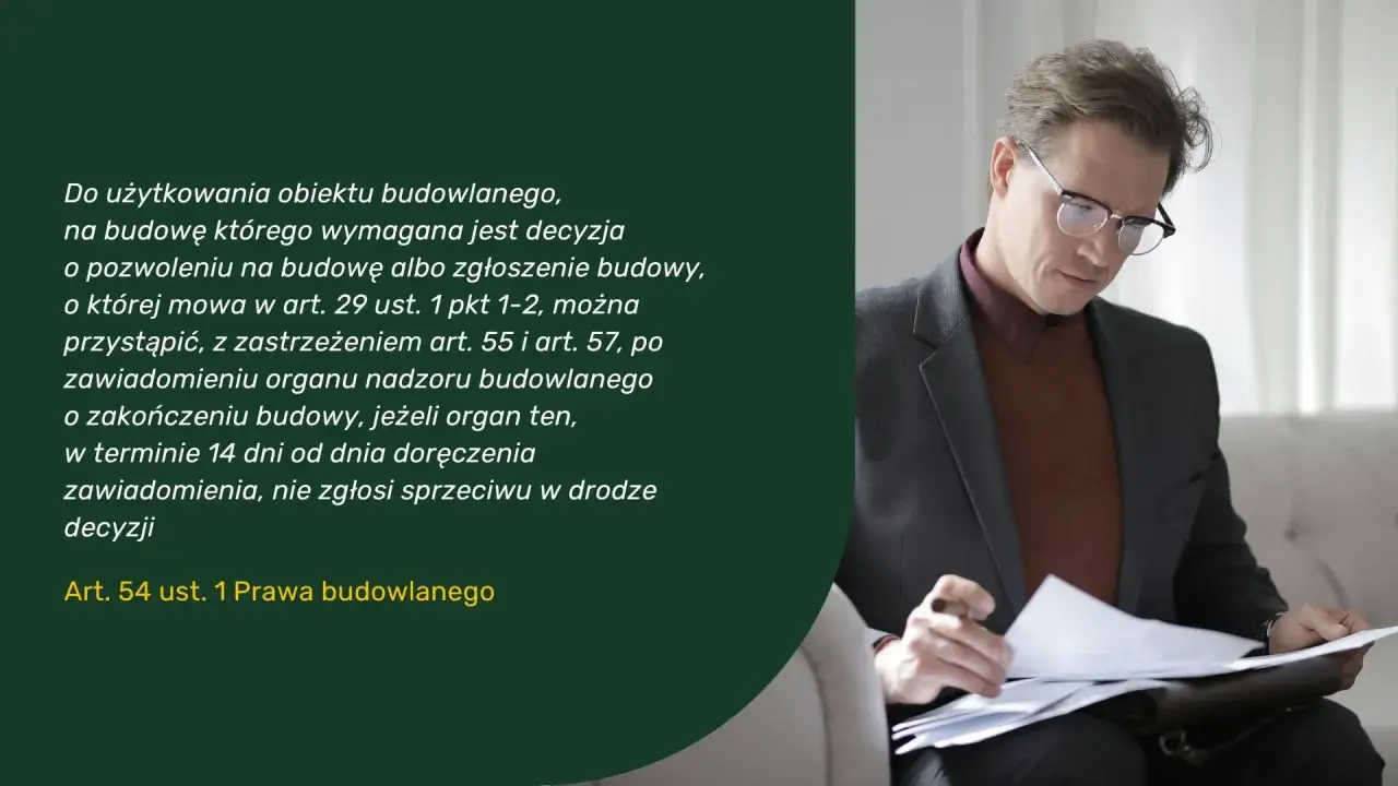 Mężczyzna w okularach analizuje dokumenty, które stanowią dokument potwierdzający oddanie budynku do użytkowania.