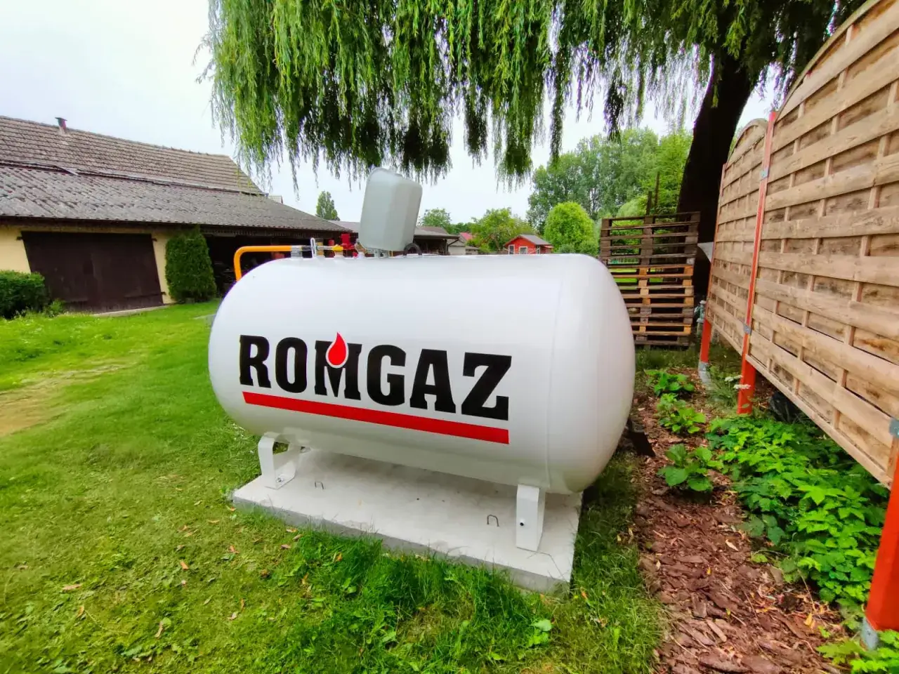 Biały zbiornik na gaz ROMGAZ, 2700 litrów, wystarcza na długo do ogrzewania domu i gotowania.