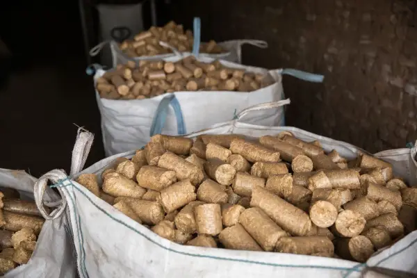 Wielkie worki wypełnione pelletem drzewnym, idealnym paliwem do pieca na biomasę.